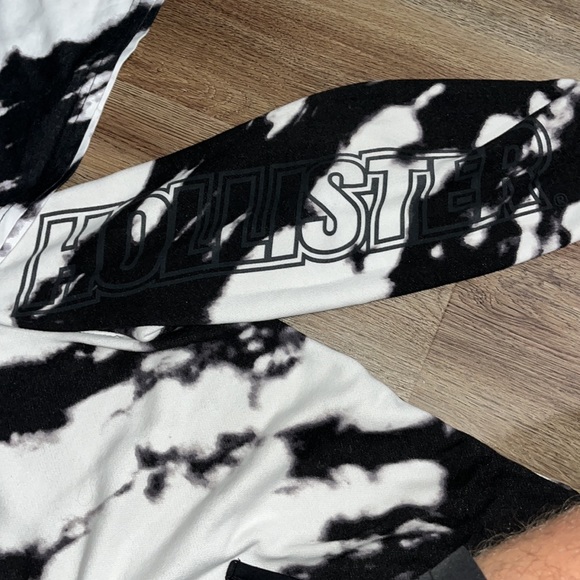 Matching Hollister set in a size, XL (hoodie and shirt) large (shorts) - Picture 6 of 9